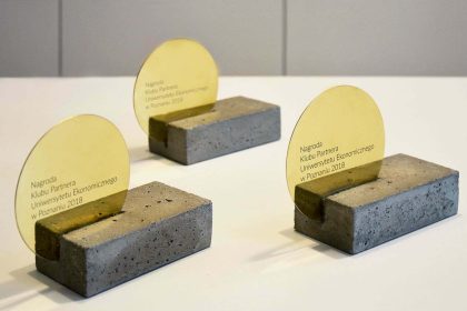 Statuetka beton z kołem